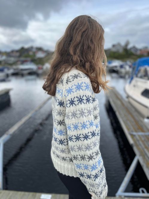 Hovedbilde Dagr-genser i DROPS og Viking (strikkepakke)