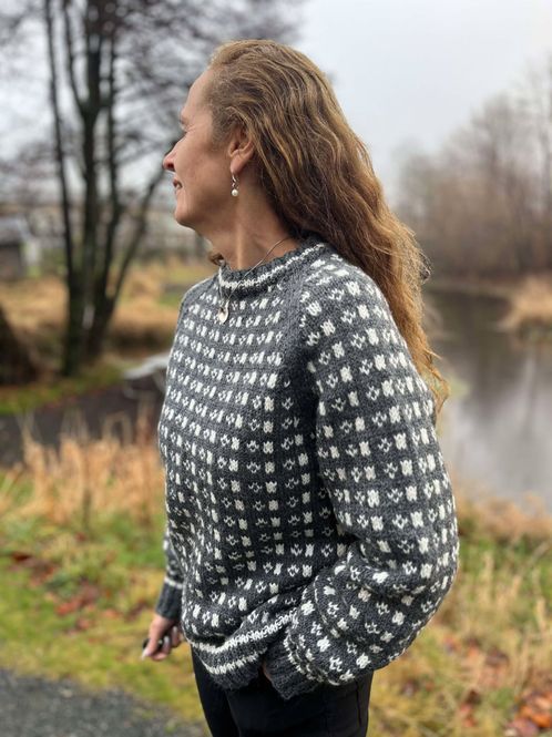 Hovedbilde Is-genser, mørk grå (oppskrift)